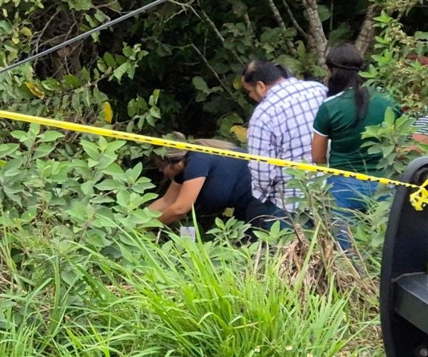 ¡LOCALIZAN UN MUERTITO A ORILLA DE LA CARRETERA BOCA DEL RÍO-PASO DEL TORO!