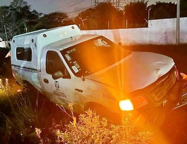 ¡OVNI LO SACA DEL CAMINO A CAMIONETA DEL IMSS!