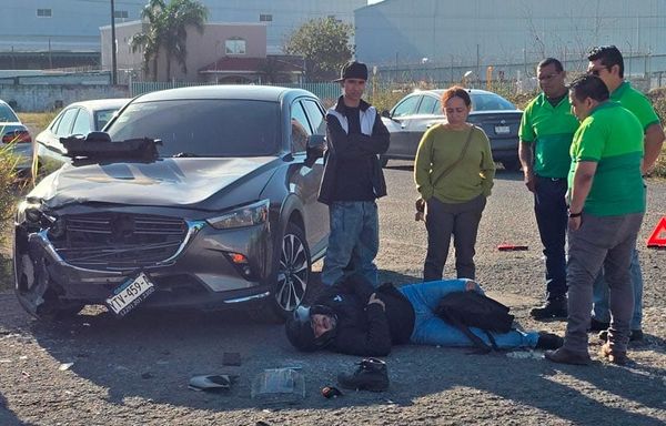 ¡CONDUCTOR DEJA EN EL PAVIMENTO A “JINETE DE ACERO”!