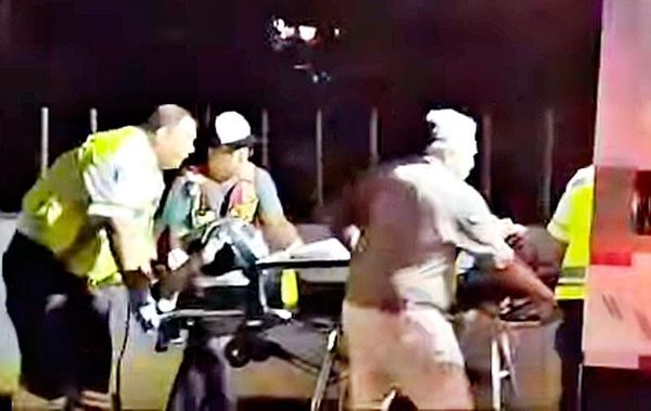 ¡DERRAPA PAREJA DE MOTOCICLISTAS EN EL TREBOL DE AMATLÁN!