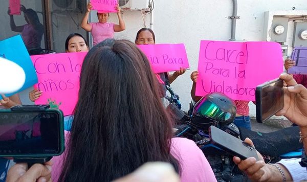 ¡FAMILIA EXIGE JUSTICIA PARA NIÑA ABUSADA POR SU MAESTRA DE KINDER!