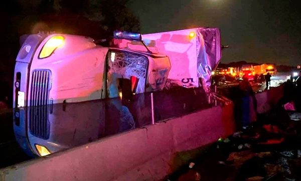 ¡SE VOLTEA TRÁILER Y RAPIÑEROS SE ROBAN TODA LA CARGA!