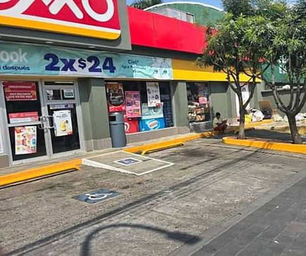 ¡HAMPONES DISPARAN CONTRA POLICÍAS EN ASALTO A UN OXXO!