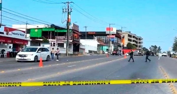 ¡ASESINADO EN LA TAQUERIA! - UN HOMBRE FUE BALEADO EN SU VEHÍCULO CUANDO ESPERABA SU ORDEN DE TACOS