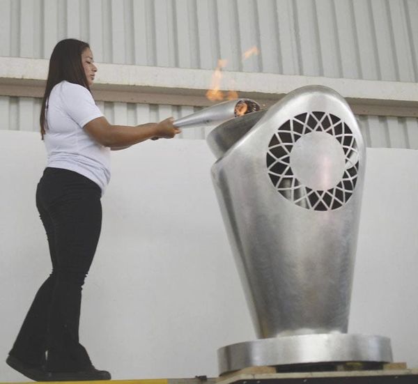 ¡MEDALLISTA MUNDIAL ENCIENDE EL PEBETERO! - ÁNGELES CRUZ HERNÁNDEZ