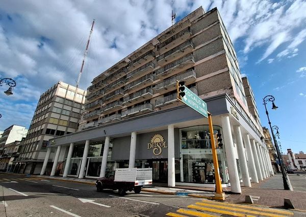 ¡VANDALIZAN Y ROBAN EN EL CENTRO HISTORICO! - LADRONES ROMPIERON CRISTALES DE LA TIENDA DEL SOL Y EN EL ALMACEN LIN LANG