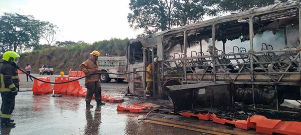 ¡AUTOBÚS EN LLAMAS EN LA AUTOPISTA!