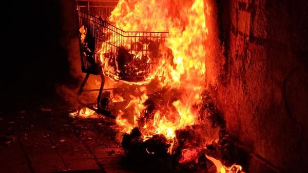 ¡PIROMANÍACOS PROVOCAN INCENDIOS EN EL PUERTO! - QUEMAN BASURA, CASAS Y UN CARRITO DE SUPERMERCADO