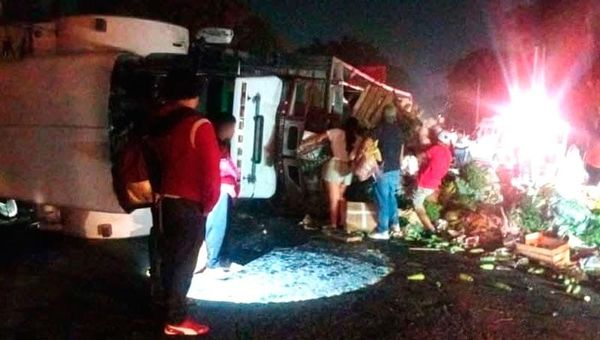 ¡VOLCADURA Y RAPIÑA DE FRUTAS Y VERDURAS EN LA CARRETERA!