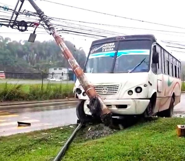 ¡14 HERIDOS EN CHOQUE DE AUTOBÚS Y TAXI EN CÓRDOBA!