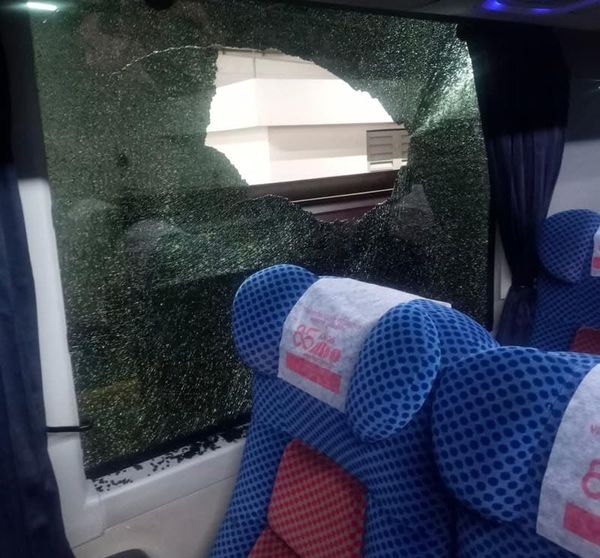 ¡A PEDRADAS INTENTAN ASALTAR AUTOBÚS DE ADO!