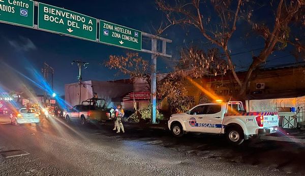 ¡OTRO APAGÓN! - ARDE POSTE DE LUZ