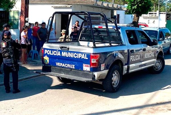 ¡SE LE METE EL CHAMUCO Y LE DA UNA GOLPIZA A SU MAMÁ!