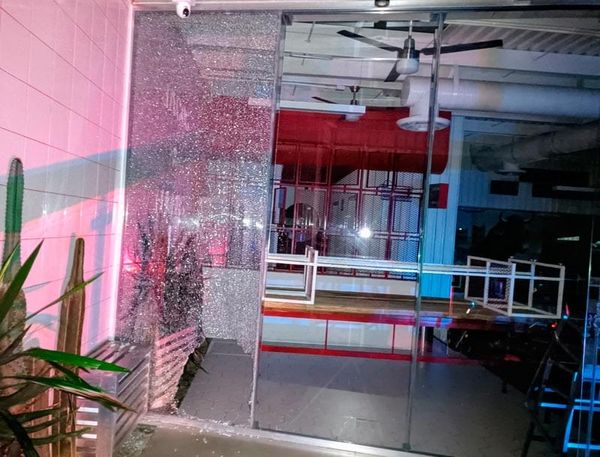 ¡ROBAN IPADS EN ‘CRISTALAZO’ A LA TAQUERÍA “EL BRONCO”!