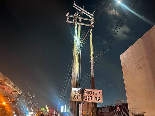 ¡TRANSFORMADOR DE CFE EXPLOTÓ EN LA BOTICARIA!