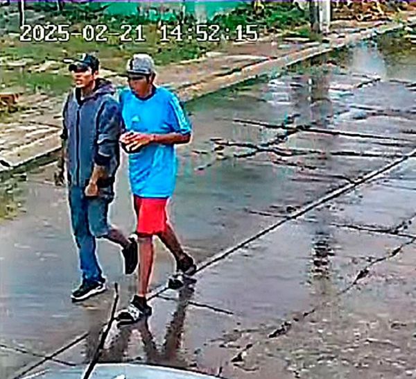 ¡VÁNDALOS GOLPEAN Y MANOSEAN A JOVENCITA!