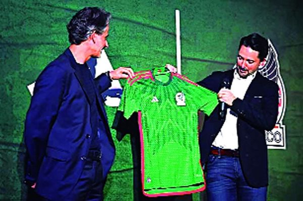 ¡ASÍ HAN CAMBIADO LOS UNIFORMES DE FÚTBOL EN 100 AÑOS!