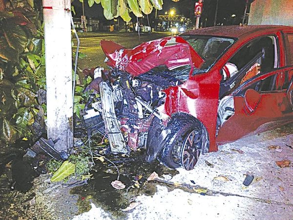 ¡SE LE MOVIÓ EL POSTE A CLON DE CHECO PÉREZ!