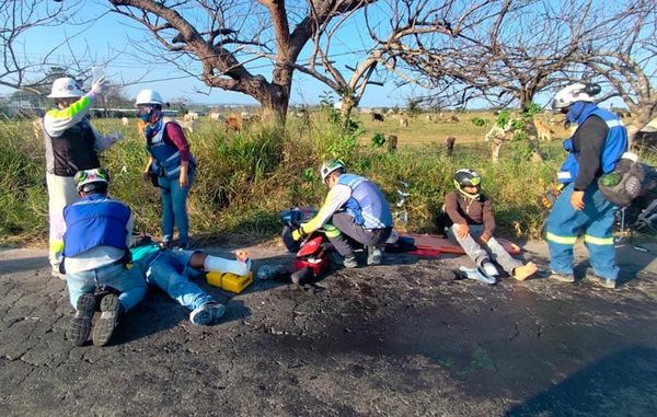 ¡DAMA TAXISTA DEJA EN EL PAVIMENTO A MOTOCICLISTAS!