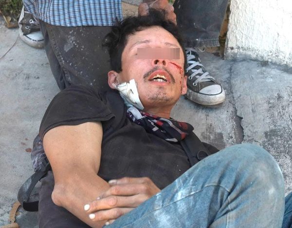 ¡VECINOS AGARRAN A COCOTAZOS A ‘JAULERO’!