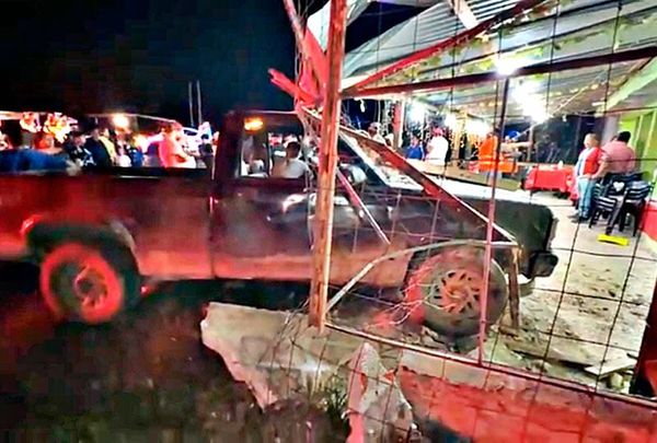 ¡CAMIONETA SE METIÓ A LOCAL DE HAMBURGUESAS!