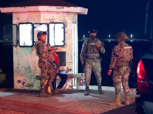 ¡CASI SE MUERE AHOGADO BORRACHÍN QUE CAYÓ AL MAR EN EL MALECÓN!