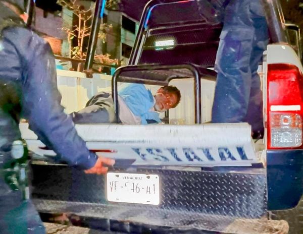 ¡EX MARINO MERCANTE APEDREA A VECINOS Y QUEMA DEPARTAMENTO!