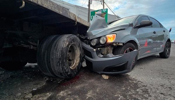 ¡POR ‘PESTAÑAZO’ SE IMPACTÓ CONTRA CAMIÓN DE CARGA!