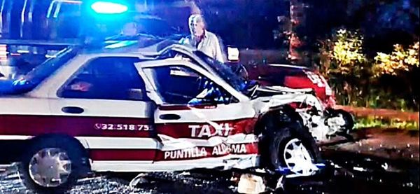 ¡SE DESBARATAN DOS TAXIS EN ENCONTRONAZO!