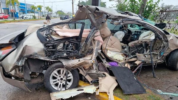 ¡CAMIONETÓN LOBO EMBISTIÓ Y DESTROZÓ AUTO JAPONÉS!