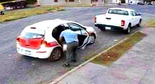 ¡CAPTAN A TAXISTA ROBANDO LLANTA DE REFACCIÓN!