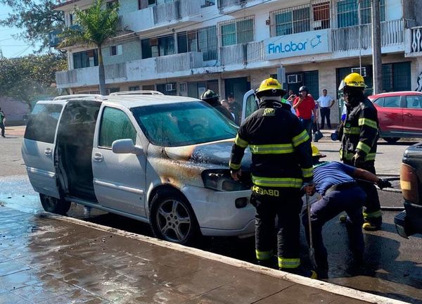 ¡CASI SE CHAMUSCA CAMIONETA ESTACIONADA!