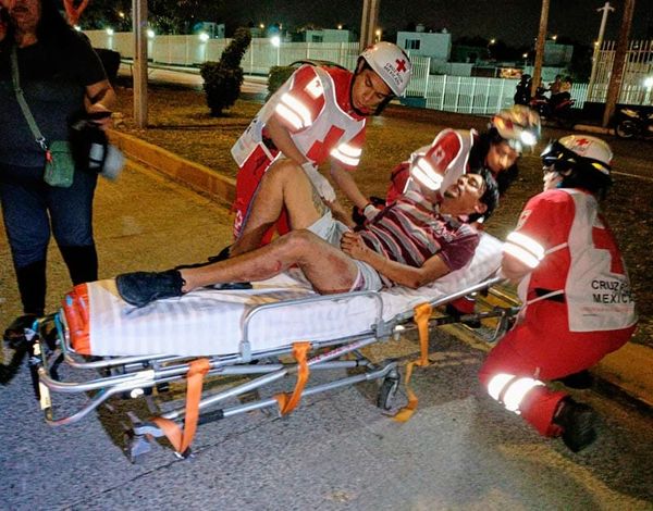 ¡MOTOCICLISTA SE ESTRELLÓ CONTRA ESCOMBROS DE OBRA MUNICIPAL!