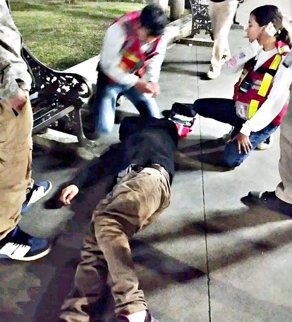 ¡PARRANDERO TROPIEZA Y SE PARTIÓ LA CABEZA!