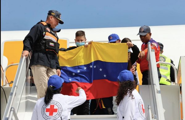 ¡ATERRIZAN EN VENEZUELA CASI 250 MIGRANTES PROCEDENTES DE MÉXICO TRAS DEPORTACIÓN DESDE EU!