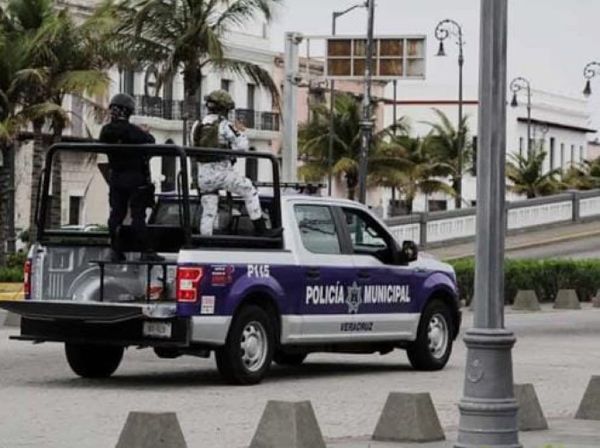 ¡POLICÍAS LE PASAN LA “BÁSCULA” Y LE ROBAN DINERO, 2 CELULARES Y UNA LAPTOP!