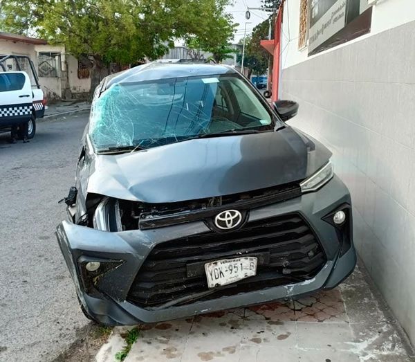 ¡ABANDONAN CAMIONETA VOLCADA EN LA COLONIA REMES!