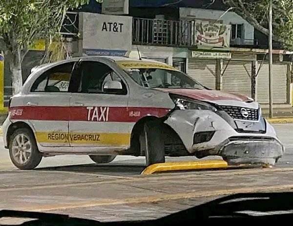 ¡ABANDONAN TAXI AFUERA DE UN OXXO!