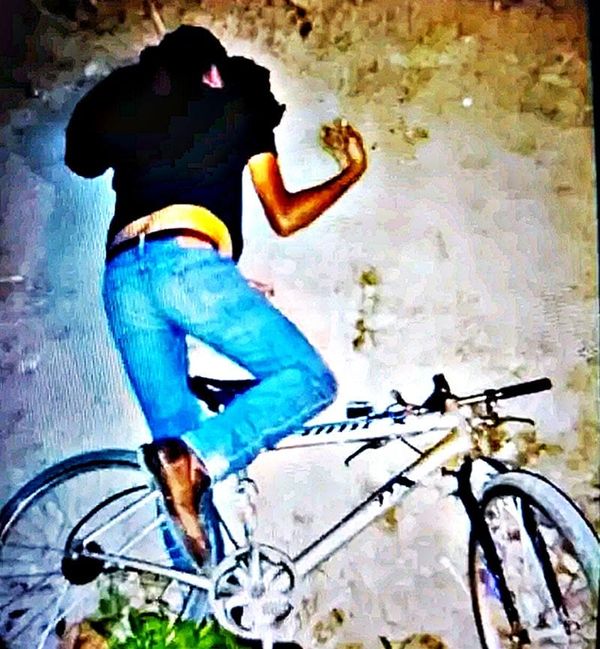 ¡CICLISTA SE DESNUCA EN MORTAL CAÍDA EN EL DRENAJE!