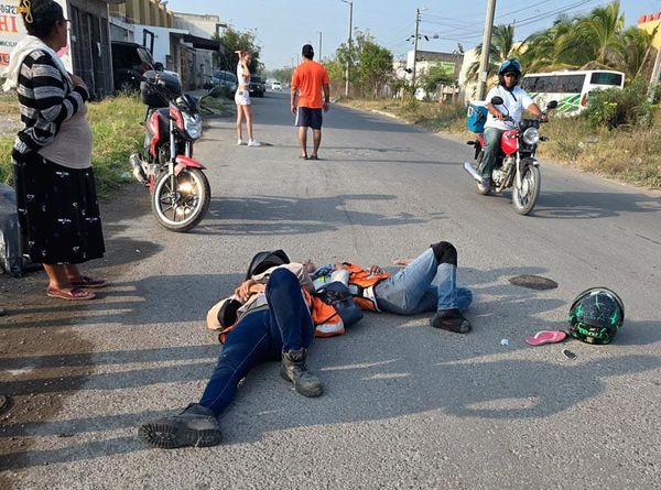 ¡DOS MOTOCICLISTAS DERRAPAN POR LA GRAVILLA Y QUEDAN LESIONADOS!