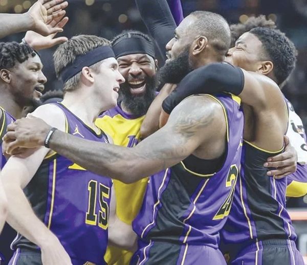 ¡LEBRON JAMES COMANDA TRIUNFO DE LAKERS Y SALVA RACHA!