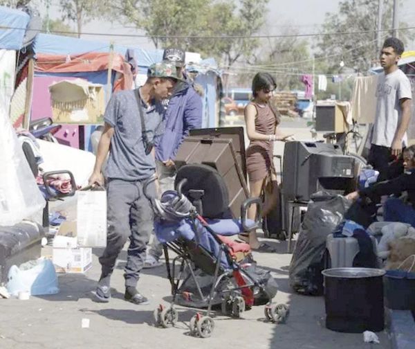 ¡MIGRANTES EMPACAN PARA VOLVER A SU PAÍS!