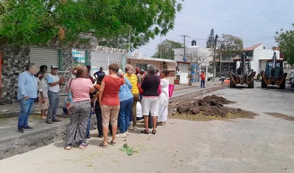 ¡SE ‘CALIENTAN’ VECINOS POR OBRA DE DRENAJE!