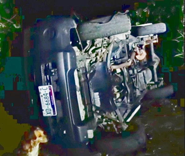 ¡SE VOLTEA CAMIONETA CON CORTADORES DE CAFÉ EN HUATUSCO!