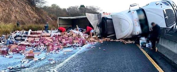 ¡VOLCÓ TRÁILER CON TONELADAS DE LECHE!
