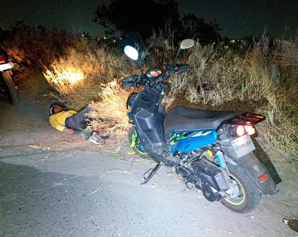 ¡MOTORIZADO TERMINA LA PARRANDA DERRAPANDO EN EL PAVIMENTO!