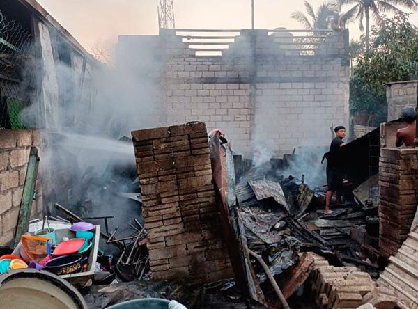 ¡SE QUEMA VIVIENDA MAMÁ Y SU HIJA SALVAN LA VIDA!