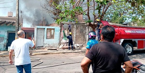 ¡BOMBEROS SOFOCAN INTENSO INCENDIO EN VIVIENDA ABANDONADA!