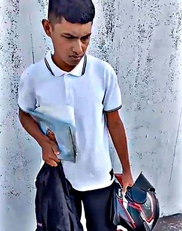 ¡LE ROBAN LA MOTO A ESTUDIANTE QUE IBA PARA LA CHAMBA!