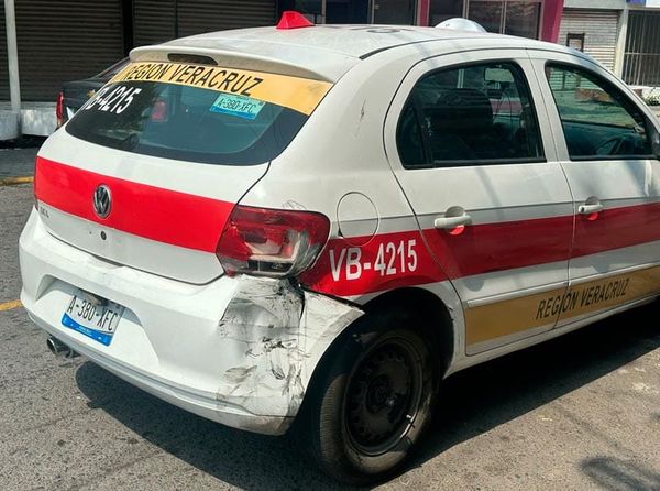 ¡TAXISTA ARROLLÓ A MOTOCICLISTA EN EL INFONAVIT BUENAVISTA!
